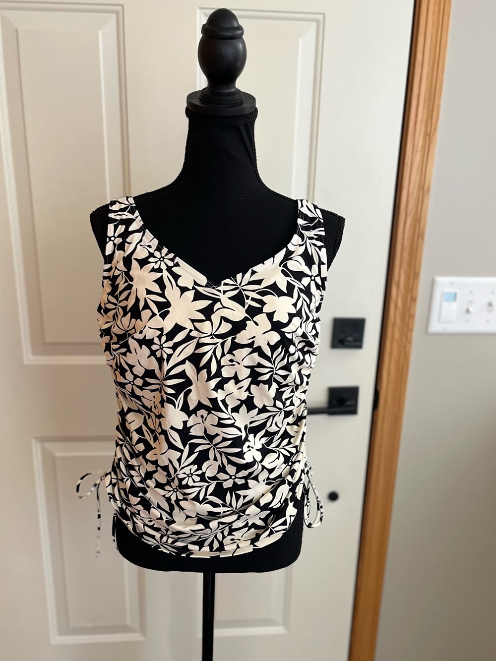 Women’s Lands’ End black cream floral underwire ruched tankini top. Size 12DD